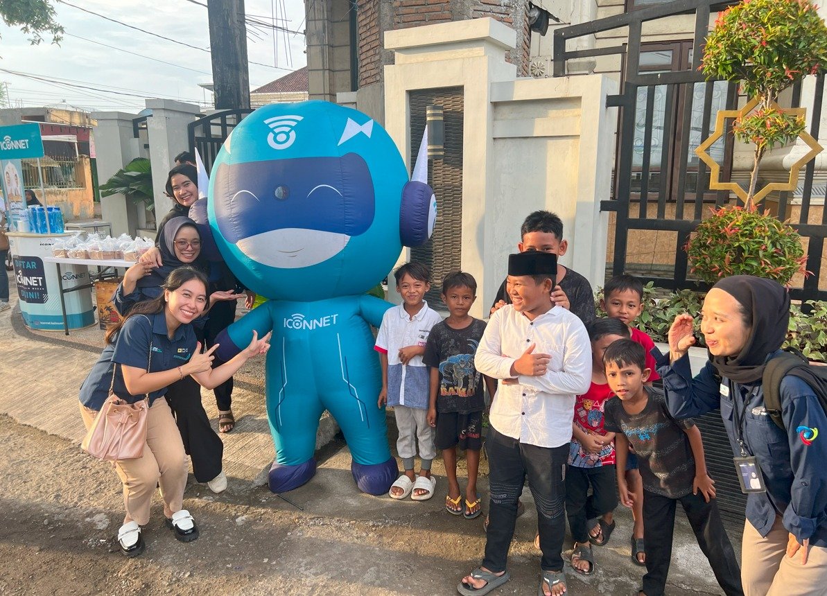 Hikmah ICONNET: Berbagi Kebahagiaan Lewat Bagi-Bagi Takjil di Banyumulek, NTB