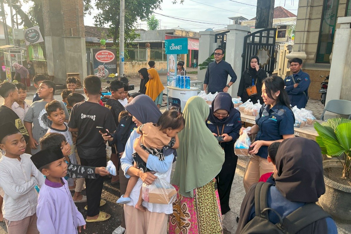 ICONNET Hadirkan Kehangatan Ramadan Lewat Kegiatan Berbagi Takjil