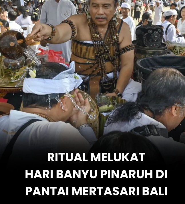 Ribuan Umat Hindu Laksanakan Ritual Melukat di Pantai Mertasari pada Hari Banyu Pinaruh